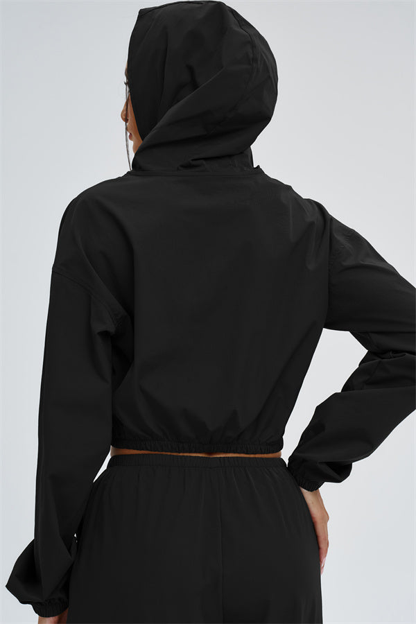El conjunto de 2 piezas de sudadera con capucha y pantalones deportivos cortos Svelte con protección UV