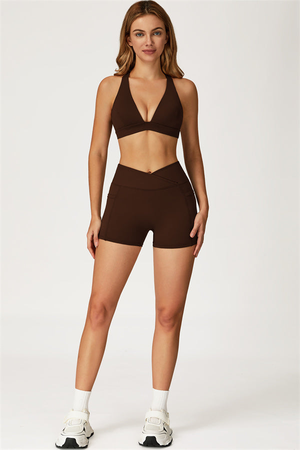El conjunto de 2 piezas de sujetador deportivo y shorts Glacier
