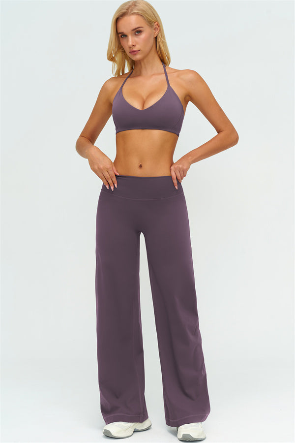 El conjunto de dos piezas Twirl Sports Bra con pantalones de pierna recta