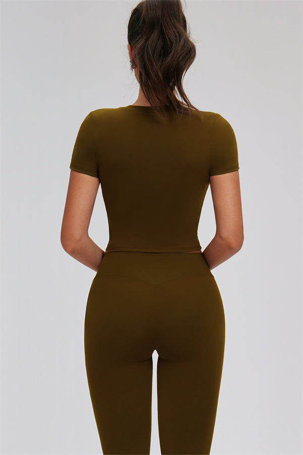 El conjunto de dos piezas Svelte de camiseta y leggings