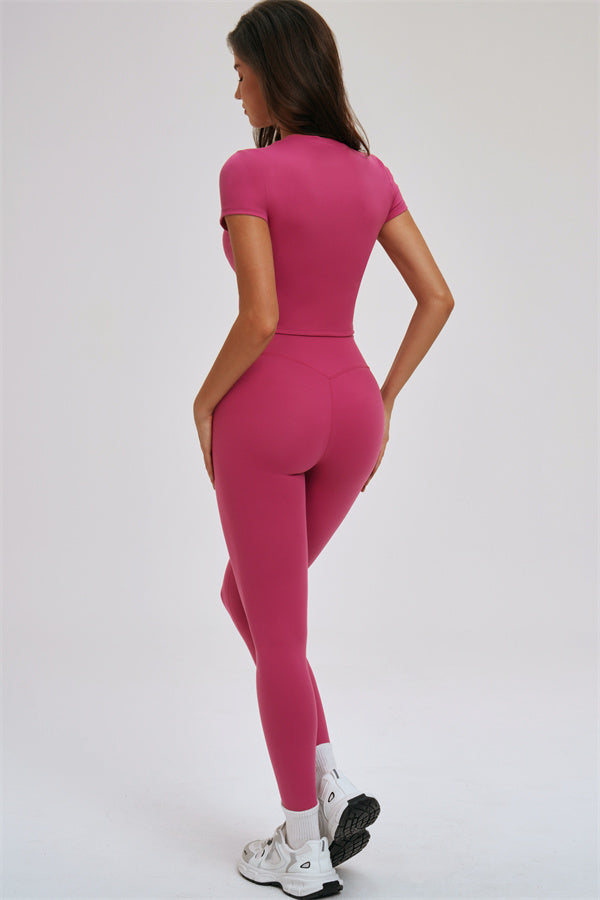 El conjunto de dos piezas Svelte de camiseta y leggings