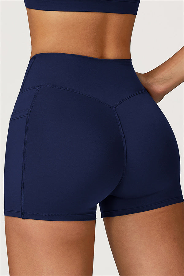 El conjunto de 2 piezas de sujetador deportivo y shorts Glacier