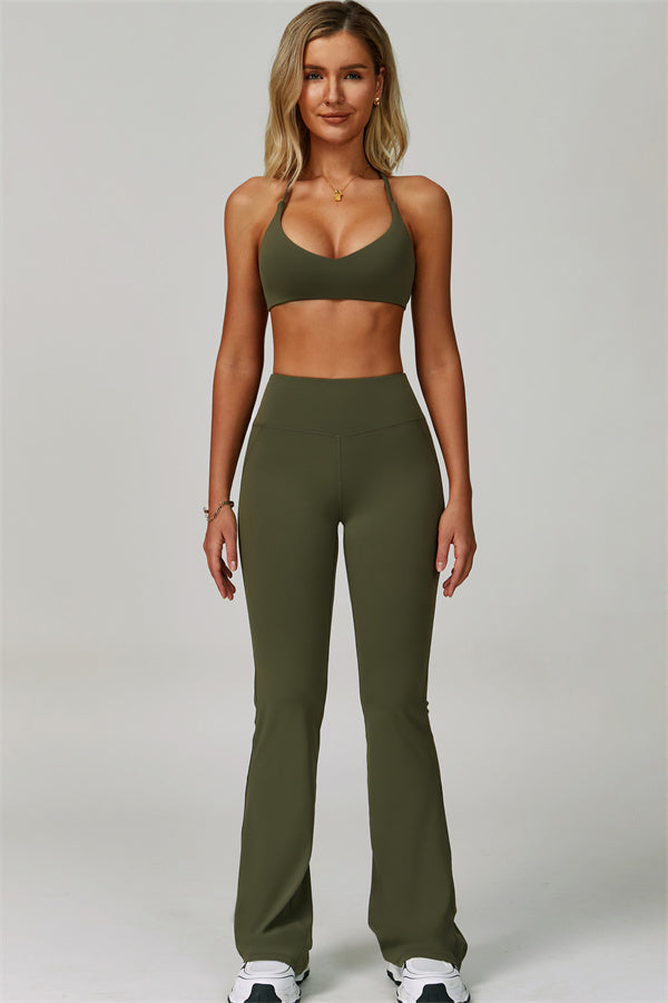 Conjunto de 2 piezas de sujetador deportivo atrevido con espalda cruzada y leggings acampanados