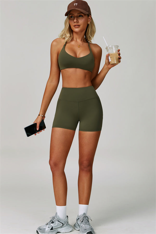 Conjunto de 2 piezas de shorts y top deportivo con espalda cruzada The Bold