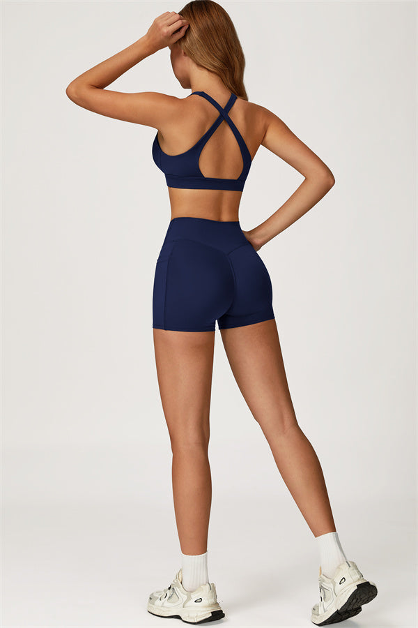 El conjunto de 2 piezas de sujetador deportivo y shorts Glacier