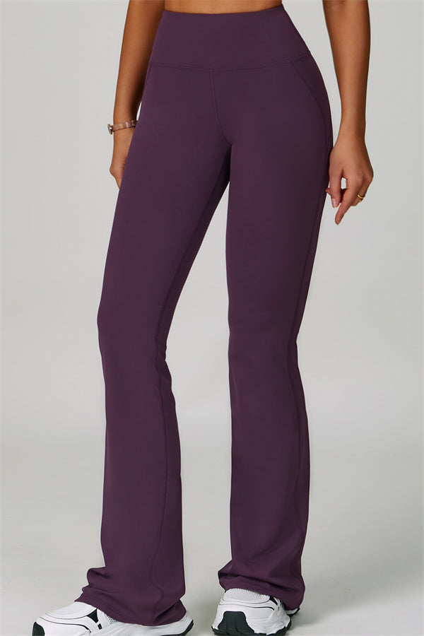 Conjunto de 2 piezas de sujetador deportivo atrevido con espalda cruzada y leggings acampanados
