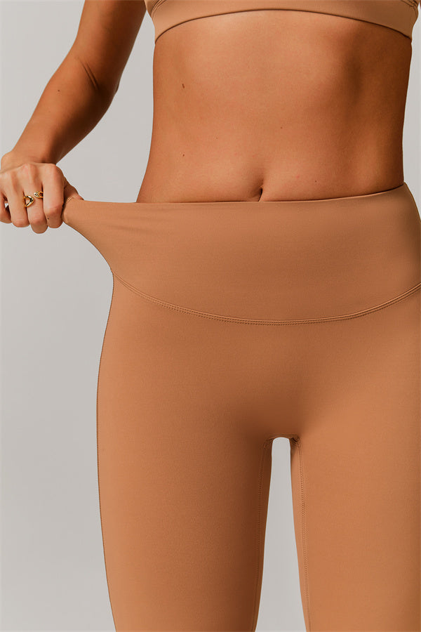 El set de 2 piezas de bralette deportivo delicado y leggings acampanados