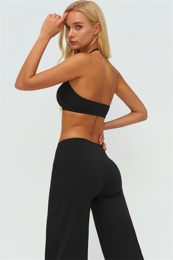 El conjunto de dos piezas Twirl Sports Bra con pantalones de pierna recta