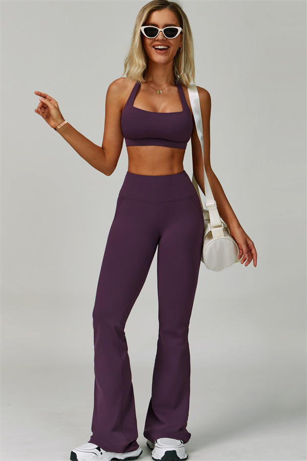 Conjunto de 2 piezas de sujetador deportivo halter atrevido y leggings acampanados