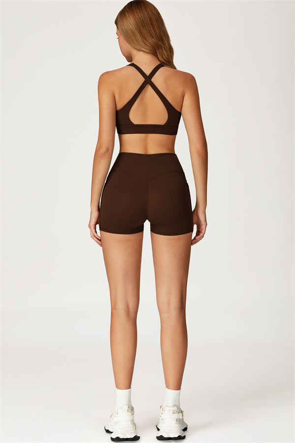 El conjunto de 2 piezas de sujetador deportivo y shorts Glacier