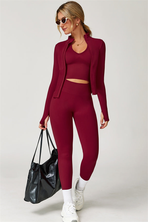 El conjunto de 3 piezas de chaqueta, sujetador deportivo y leggings Delight