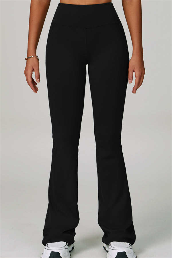 Conjunto de 2 piezas de sujetador deportivo halter atrevido y leggings acampanados