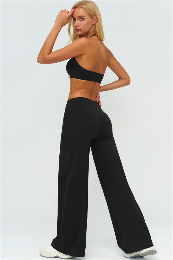 El conjunto de dos piezas Twirl Sports Bra con pantalones de pierna recta