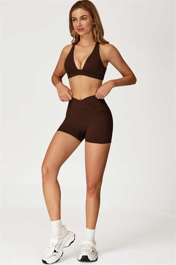 El conjunto de 2 piezas de sujetador deportivo y shorts Glacier