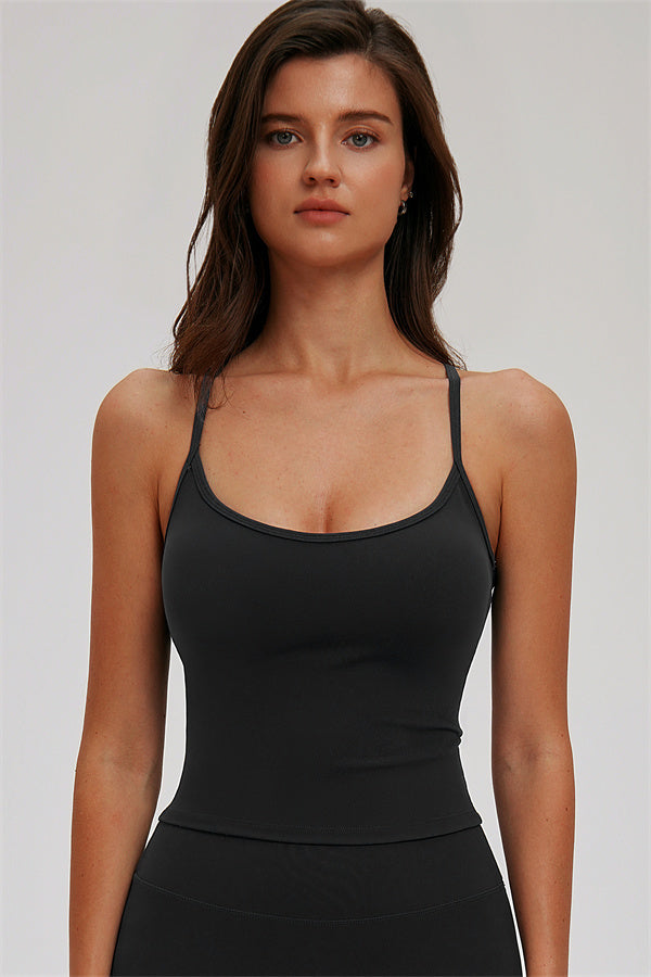 La camiseta sin mangas Svelte con espalda cruzada