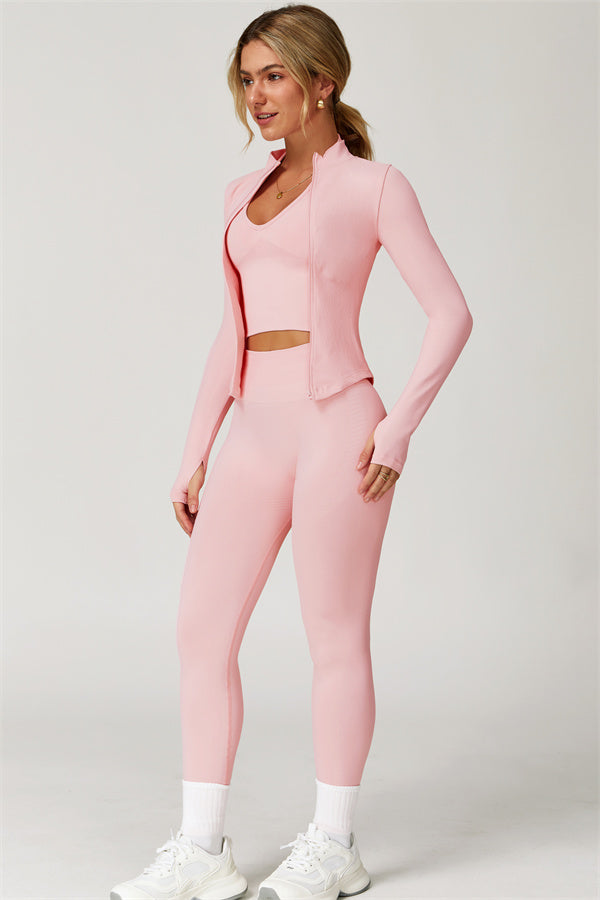 El conjunto de 3 piezas de chaqueta, sujetador deportivo y leggings Delight