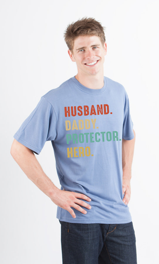 Esposo, Papá, Protector, Héroe Camiseta Gráfica de Manga Corta para Hombre de Viscosa de Bambú/Algodón Orgánico