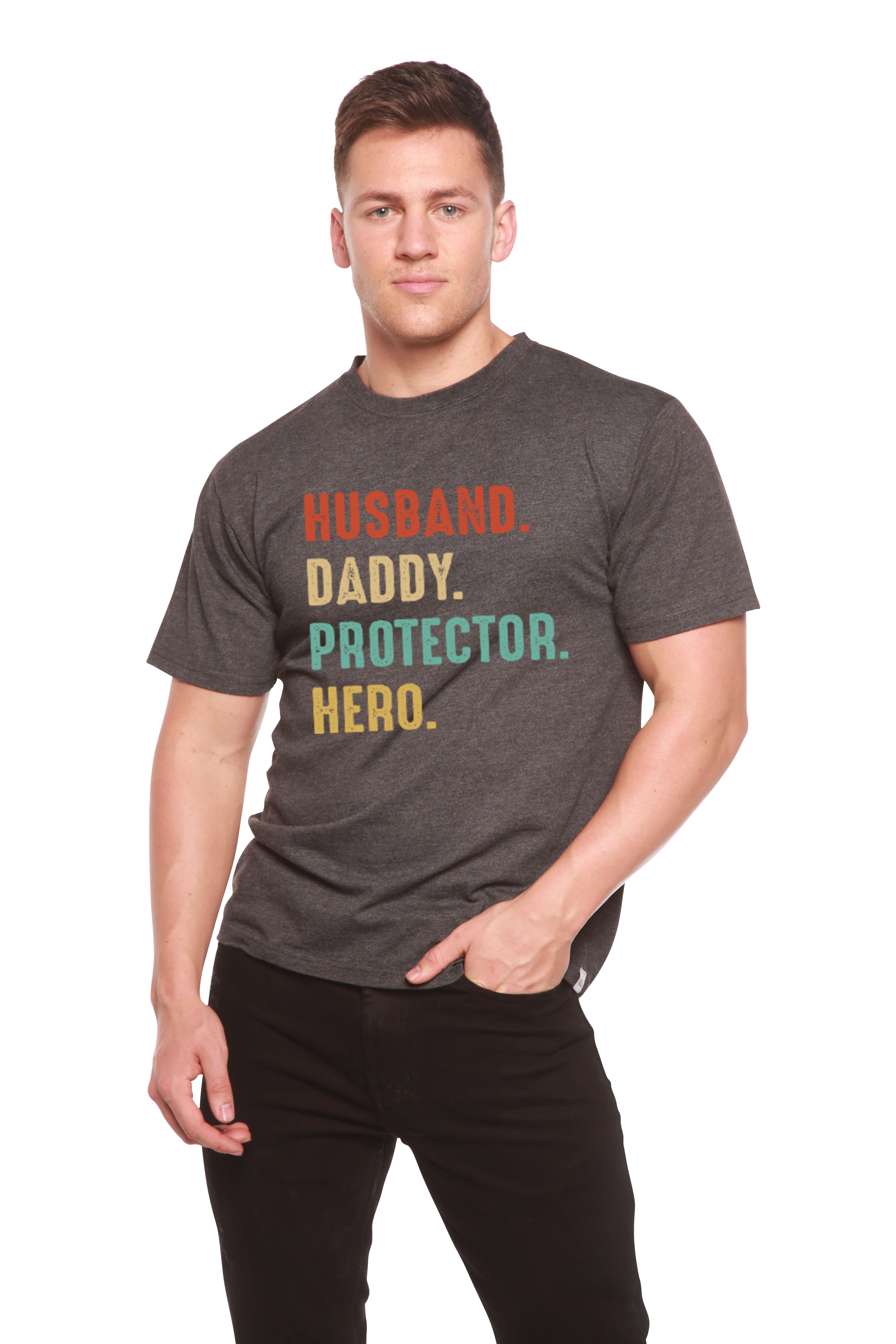 Esposo, Papá, Protector, Héroe Camiseta Gráfica de Manga Corta para Hombre de Viscosa de Bambú/Algodón Orgánico