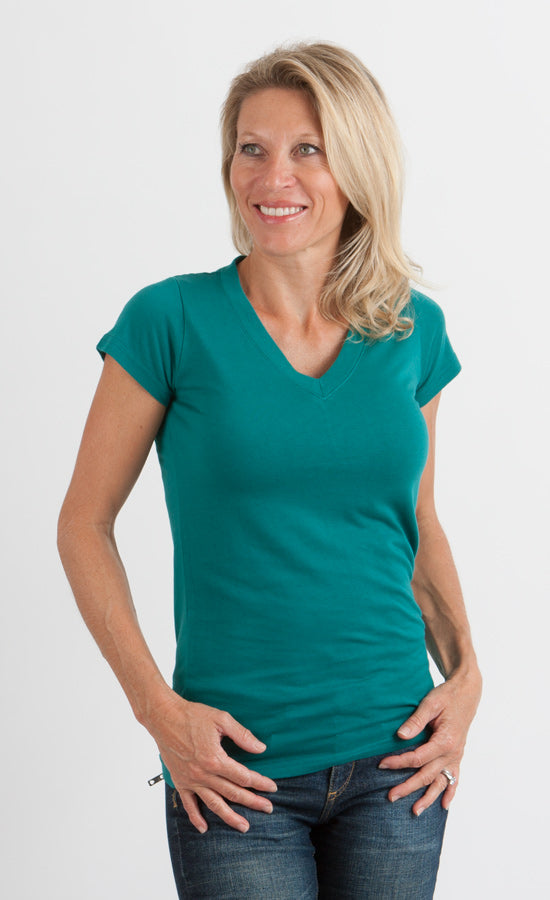 Camiseta de viscosa de bambú y algodón con cuello en V y manga casquillo para mujer